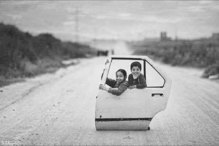 Mo7b_makkah's tweet image. تحايلنا على الحلم وخذينا منه &quot; كسرة باب&quot; 
بقى بس نتحايل على الطريق &quot;ونطوي السكة&quot;

#يخبرني_الصباح