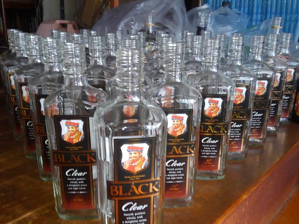 jp2ipt's tweet image. この頃は『ヒゲおじさん』よりずっと安価なトップバリューなんかのプライベートブランドのウイスーばかりです。昔のように毎日バーボンやスコッチを飲めるような生活水準を取り戻そうと頑張っているところです。