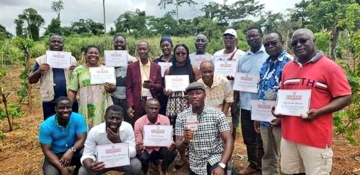 edithbrou's tweet photo. Ahoua Bi Kouassi Denis est un agriculteur ivoirien 🇨🇮. Il est actuellement le 1er vigneron à s'être essayé avec succès depuis quelques années à la culture du raisin🍇 en Côte d'Ivoire. Il a même ouvert un centre de formation à Oumé.
Son contact : (+225)0505512070 https://t.co/kPR4AzBfV1