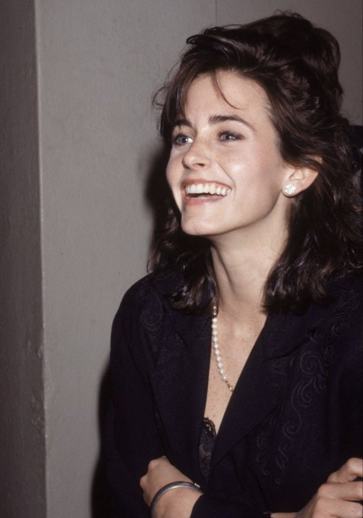 Happy birthday to the most beautiful courteney cox 