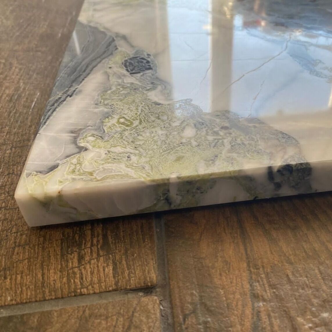 athenastonecare's tweet photo. Sometimes just a touch of marble can add a hint of luxury to your kitchen.  #marble #marblechoppingboard #naturalstone #stoneexperts #restoration https://t.co/xEySx3ajFX