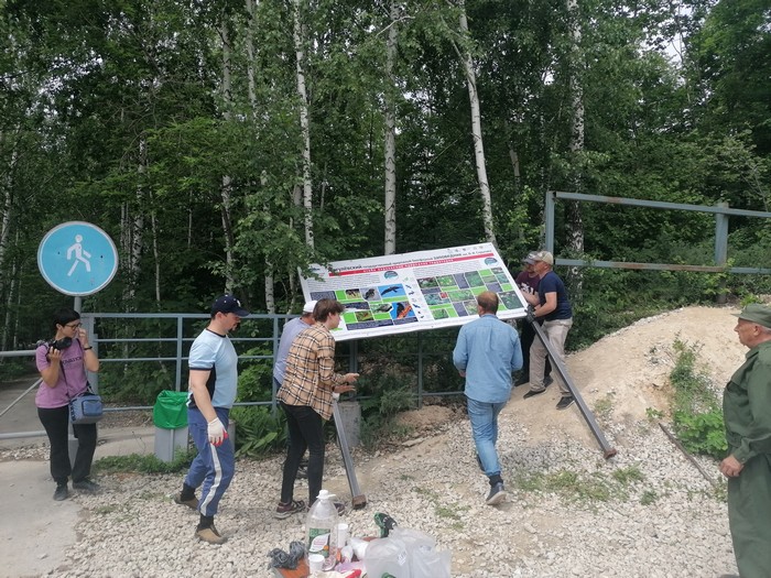 В День России сотрудники Самарского металлургического завода в рамках проекта «Сохраним биоразнообразие на Самарской Земле» установили на автомобильной парковке экскурсионного маршрута Жигулёвского заповедника "Стрельная гора" новый информационный стенд. Спасибо всем причастным!