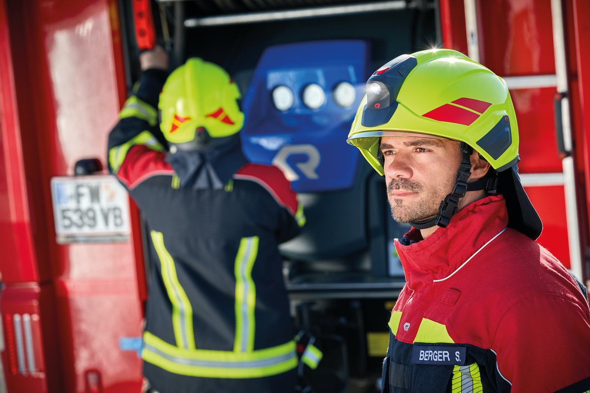 RosenbauerUK's tweet photo. The new HEROS H30 firefighting helmet offers maximum safety with minimal weight & an innovatively positioned light to increase visibility.
Find out more: https://t.co/IQaGdLvrrE
-
#everythingforthatmoment #RosenbauerUK #firefightingequipment #firefightinghelmet https://t.co/8obxfPY09s