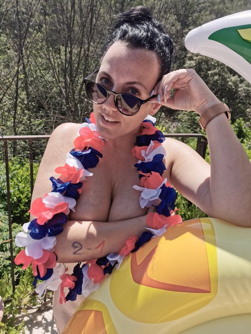 J'encourage l'&eacute;quipe de France ce soir avec @swamecom !  France 2️⃣-1️⃣ Allemagne  Tu veux participer<a class="tags" target="_blank" title="On Twitter" href="/?out=eyJ0eXAiOiJKV1QiLCJhbGciOiJIUzUxMiJ9.eyJpYXQiOjE3MjExNTc1NTAsImlzcyI6InR3cG9ybnN0YXJzLmNvbSIsIm5iZiI6MTcyMTE1NzU1MCwiZXhwIjoxNzUyNjkzNTUwLCJyZWRpcmVjdF91cmwiOiJodHRwczovL3R3aXR0ZXIuY29tL3N3YW1lY29tIn0.oT5MAGez9r6CIDORJAtzlQkk9xgZn7XW6lYsP-X8UxuM3r6yptcYook7Veg5yURbYYGmZyGpRp01WBCXOzXrOQ">@swamecom</a><a href="/tag/like"class="tags"><span>#like</span></a><a href="/tag/rt"class="tags"><span>#rt</span></a><a href="/tag/dm"class="tags"><span>#dm</span></a><a href="/tag/fraall"class="tags"><span>#fraall</span></a>