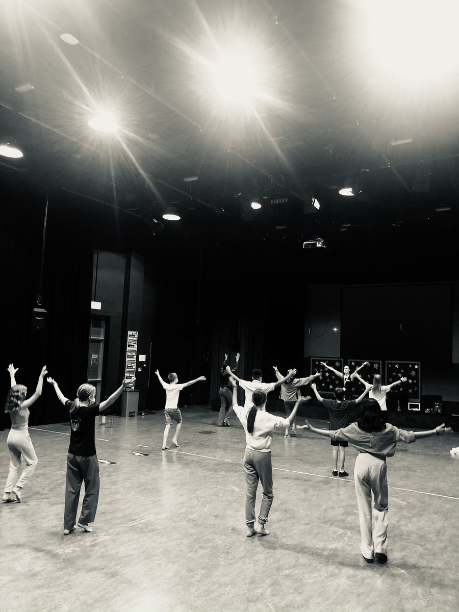 Arts Day- my favorite time of the year!! Pupils are spending the next 2 days creating their own #westend production 🎭🎭
Thanks to <a href="/dxbperforming/">DubaiPerformingArts</a> for a brilliant dance workshop this afternoon! #artsinschools #dramamatters #Proudlytaaleem🍎 #BeginsatDBSEH