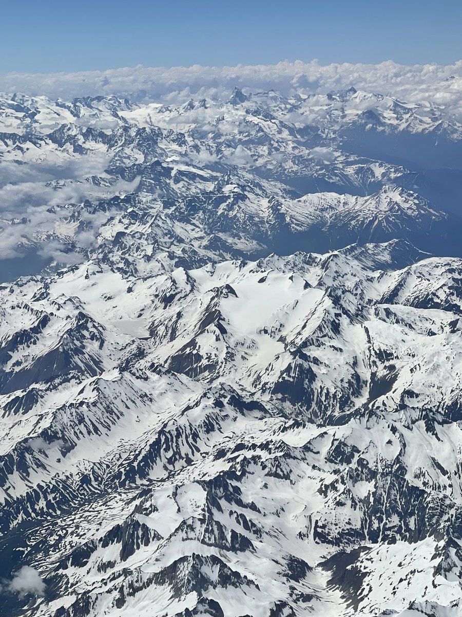renebiner's tweet photo. z‘Hore steht stolz Spalier auf dem Weg nach Roma: Forza Svizzera!
#Matterhorn
#Zermatt
#CHNati
#Nati https://t.co/iE46fPm1gs