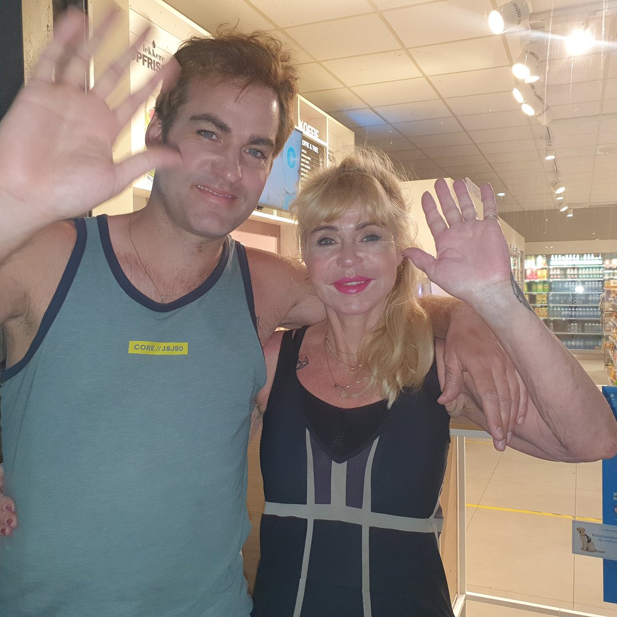 De traditie na een show: even na het tankstation voor een ijsje. Juist die kleine tradities geven het leven kleur. We kijken er al een avond naar uit 🤗

Lieve mensen, enorm bedankt voor jullie komst!!
We zwaaien even. 

#dementie #alzheimer #mantelzorg #theater #dagmama