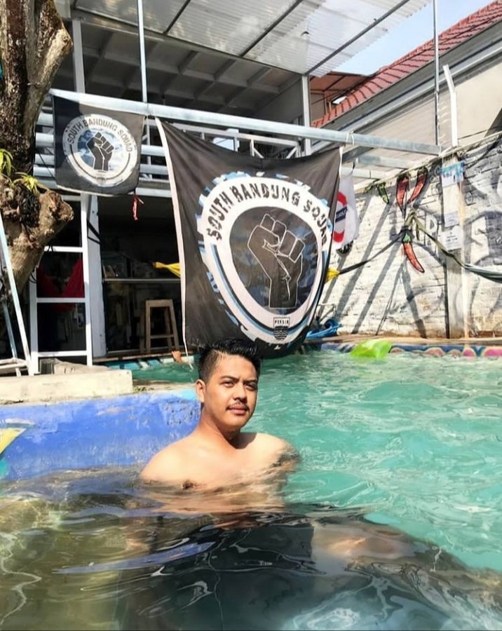 BandungSouth's tweet photo. Innalillahi wainnaillaihirojiun telah berpulang ke Rahmatullah sahabat kita,teman,keluarga @riskiramdn seorang laki laki pemberani dan juga ayahhh yg baik bagi keluarga
Semoga amal dan kebaikan beliau  di terima di sisi nya dan di tempatkan di surgamu ya Allah https://t.co/DkQODrwlp2