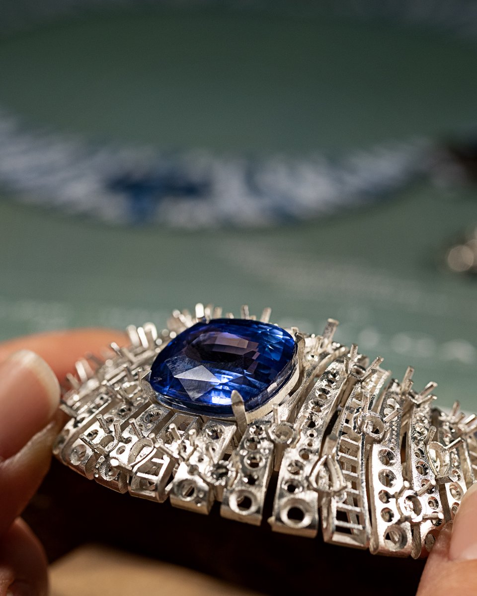 Bulgariofficial's tweet photo. Bvlgari craftsmanship in full bloom.
Set with 192 buff-top sapphires and one majestic central Cornflower sapphire, Bvlgari demonstrates its mastery of this exquisite blue gemstone.
#Bvlgari #BvlgariJewelry #BvlgariHighJewelry #BvlgariMagnifica #Craftsmanship https://t.co/6MwtDfaegD