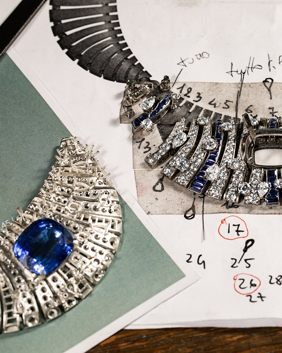 Bulgariofficial's tweet photo. Bvlgari craftsmanship in full bloom.
Set with 192 buff-top sapphires and one majestic central Cornflower sapphire, Bvlgari demonstrates its mastery of this exquisite blue gemstone.
#Bvlgari #BvlgariJewelry #BvlgariHighJewelry #BvlgariMagnifica #Craftsmanship https://t.co/6MwtDfaegD
