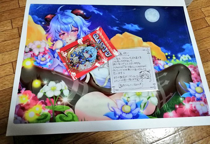 サンクリでは久々に新刊セットを頒布いたします。
新刊とアクキーとクリアファイルの3点セットでございます。どうぞよろしくお願いします。
クリアファイルはタペストリーの絵柄とアクキーの絵柄です。 