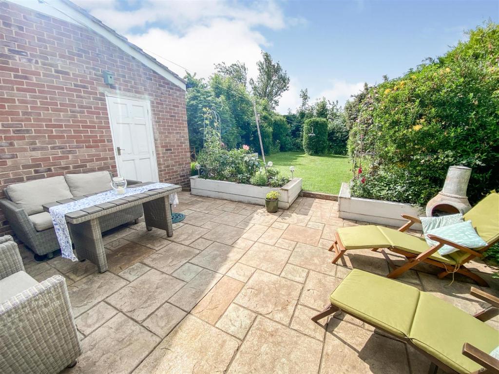 berkleyestates's tweet photo. ☀️ Fantastic Property With Attractive Private Garden ☀️

🛏️ Three Bedroom Semi-Detached Home
📍 Braunstone Town

💷 £260,000

Contact 0116 254 4755 or email leicester@berkleyestates.co.uk to arrange your viewing today.

For more information please visit https://t.co/YZinXUpRkV https://t.co/WoNUzIOP7m