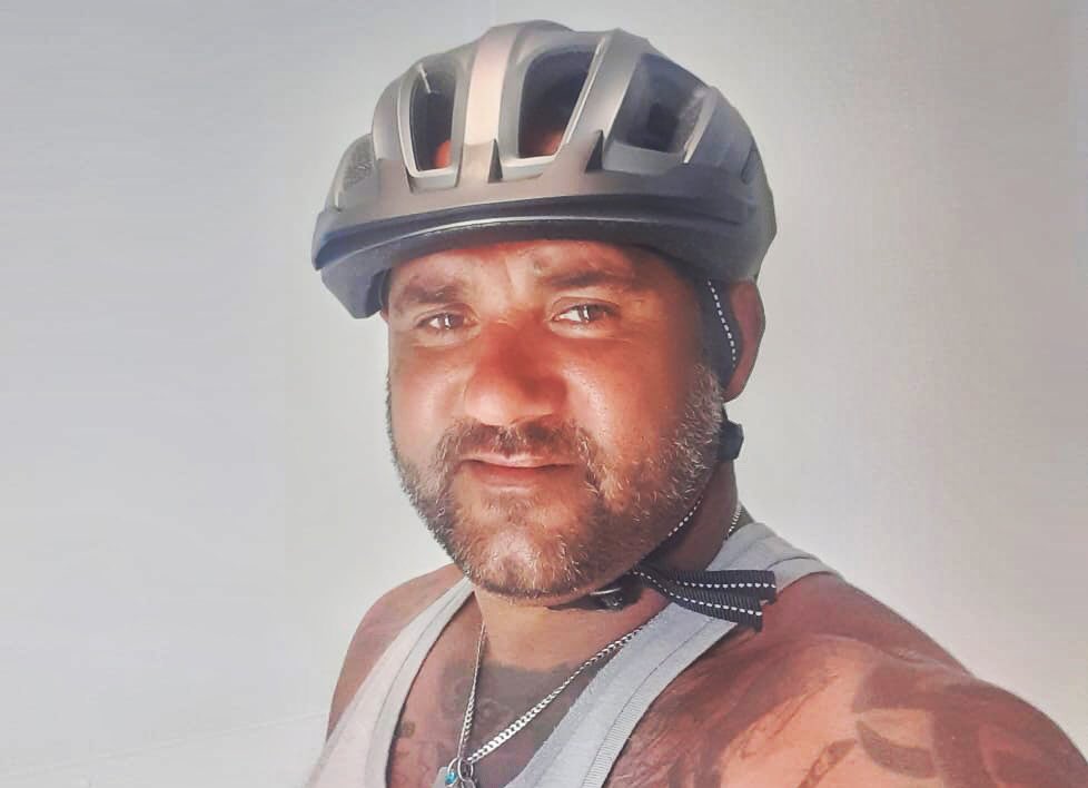 350Kerry's tweet photo. Meet the riders! Lee Edwards is the inspiration behind the charity ride in memory of his late girlfriend Kerry. With no distance cycling experience he has thrown himself in at the deep end.
#crohns #350milesforkerry https://t.co/AAhABqAEXw
