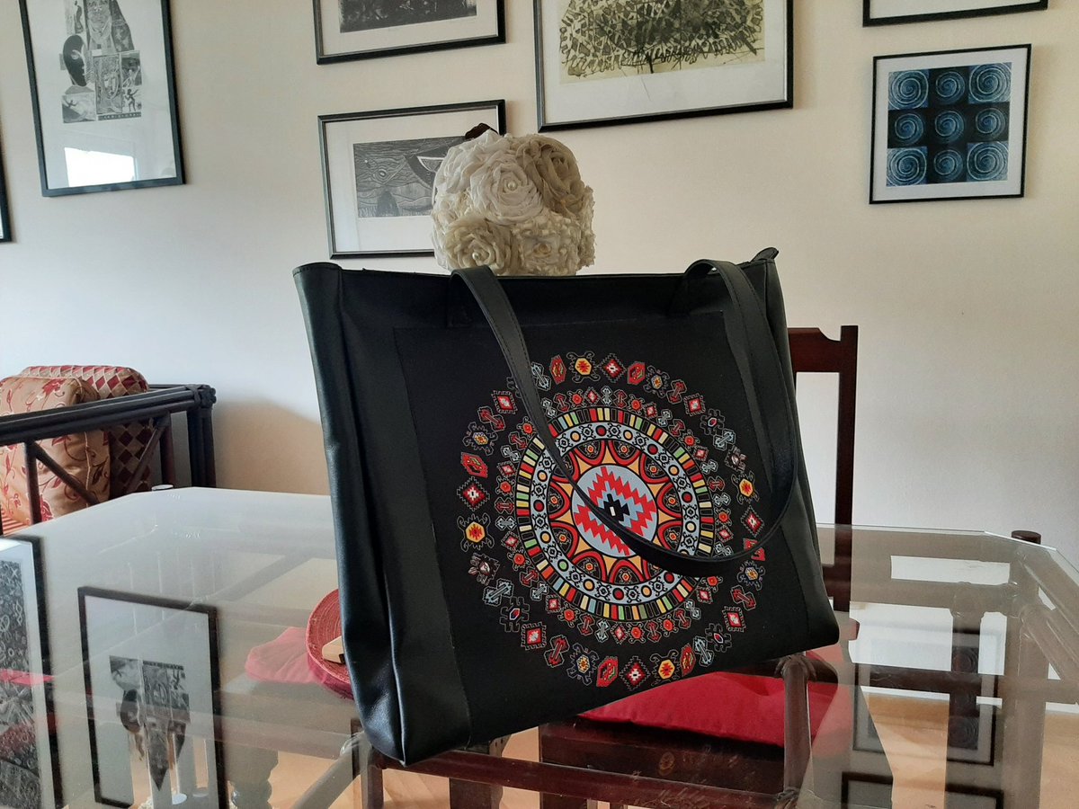 Branko65J's tweet photo. kožne #BJArt tašne u saradnji sa divnim ljudima iz #MavoBags inspirisano starim šarama sa ćilima , stilizovana Pirotska mandala  i Rašićeva šara 
#tašna #stareśare #unikat #nasleđe #Srbija #etnomoda #prolece #elegantstyle #bohochic https://t.co/2sHMU3YspF