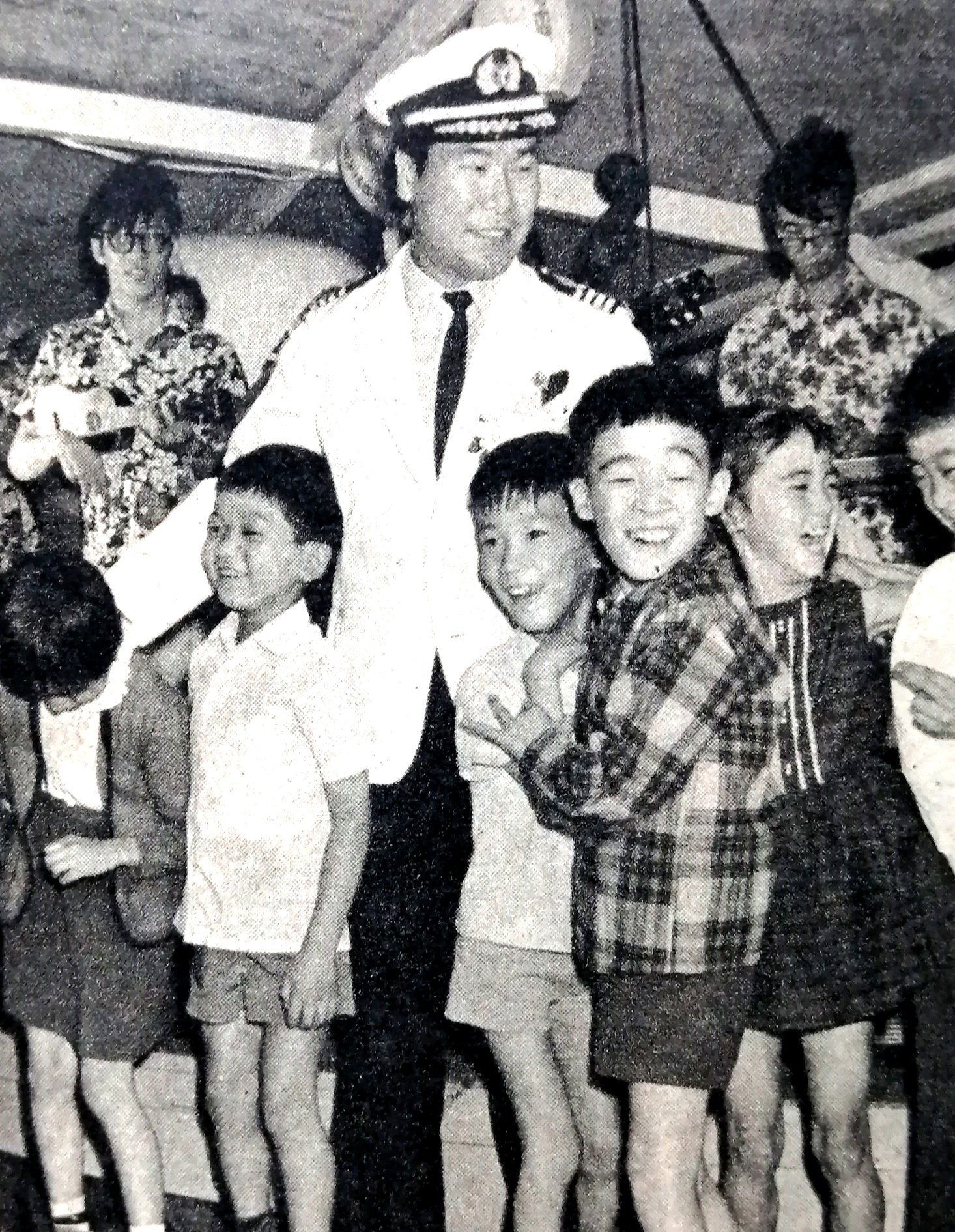 コモロ寅さんプロジェクト 昭和40年6月 橘丸の一日船長をつとめた渥美清さん 渥美清さん自身が企画して子供達を橘丸に招待 東京湾を出港した橘丸の中では子供達にプレゼントを渡したり話しをしたり 子供達本当に楽しそう 渥美清さんは子供の頃キャプテン