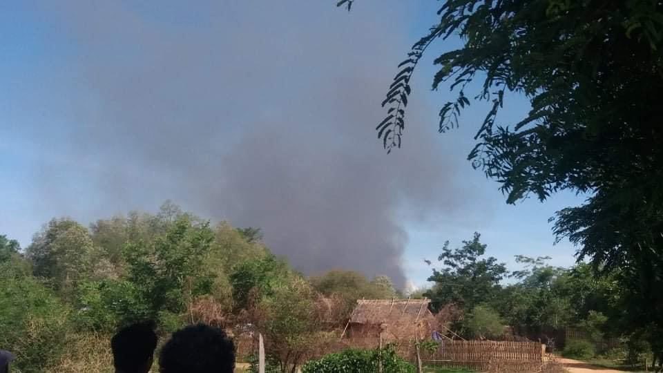 Haruonchill's tweet photo. Junta Terrorists invaded/ stormed into Kinmar village in the West of #Pauk township, #Magway Region since 3:52pm on June14 and barbarically set civilian houses on fires. Many residents are now fleeing to nearby forest. 
#WhatsHappeningInMyanmar 
#June15Coup https://t.co/NbNzGYNahK