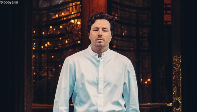 Bonnes tables: à Paris. À Paris, l'hôtel <a href="/Plaza_Athenee/">plaza-athenee-paris</a>  <a href="/DC_LuxuryHotels/">DorchesterCollection</a>  a choisi Jean Imbert pour succéder à Alain Ducasse en tant que chef des cuisines de l'ensemble de l'établissement.