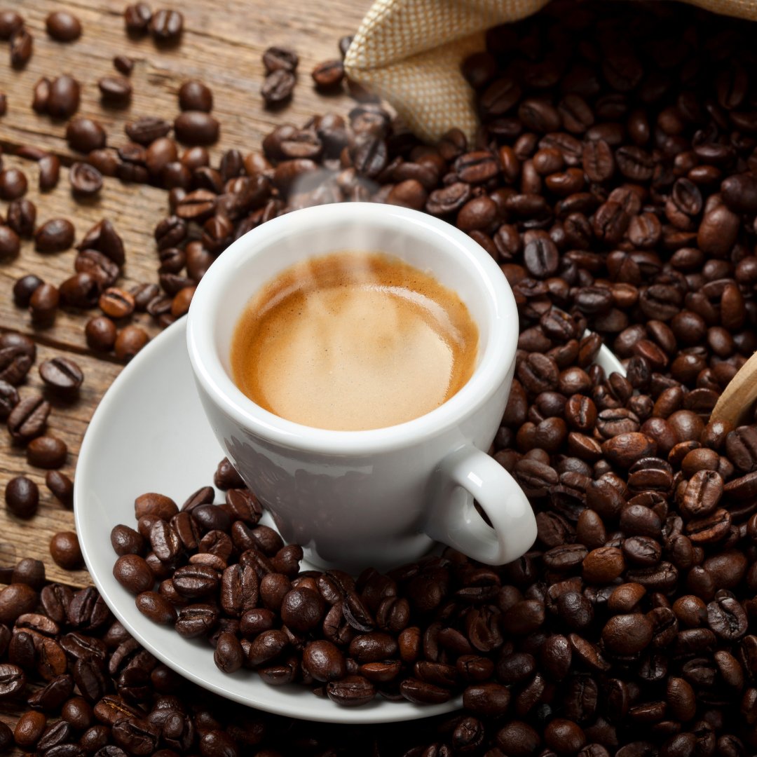 кофе растворимый в чашке. шоколадная пудра для кофе. кофейные напитки на основе эспрессо. кофейная гамма названия кофейных напитков. кофейная основа.