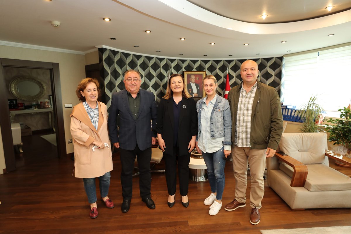 fatmakaplan's tweet photo. Yalova Seçilmiş Belediye Başkanı Vefa Salman, değerli eşi Elif Salman, Çınarcık eski Belediye Başkanı Avni Kurt ve değerli eşi aynı zamanda Çınarcık Hanımelleri Kooperatifi Başkanı olan Elif Kurt, ve CHP Kocaeli İl Başkanımız Harun Yıldızlı'yı İzmit Belediyesinde ağırladık. https://t.co/qVx0lVpQML