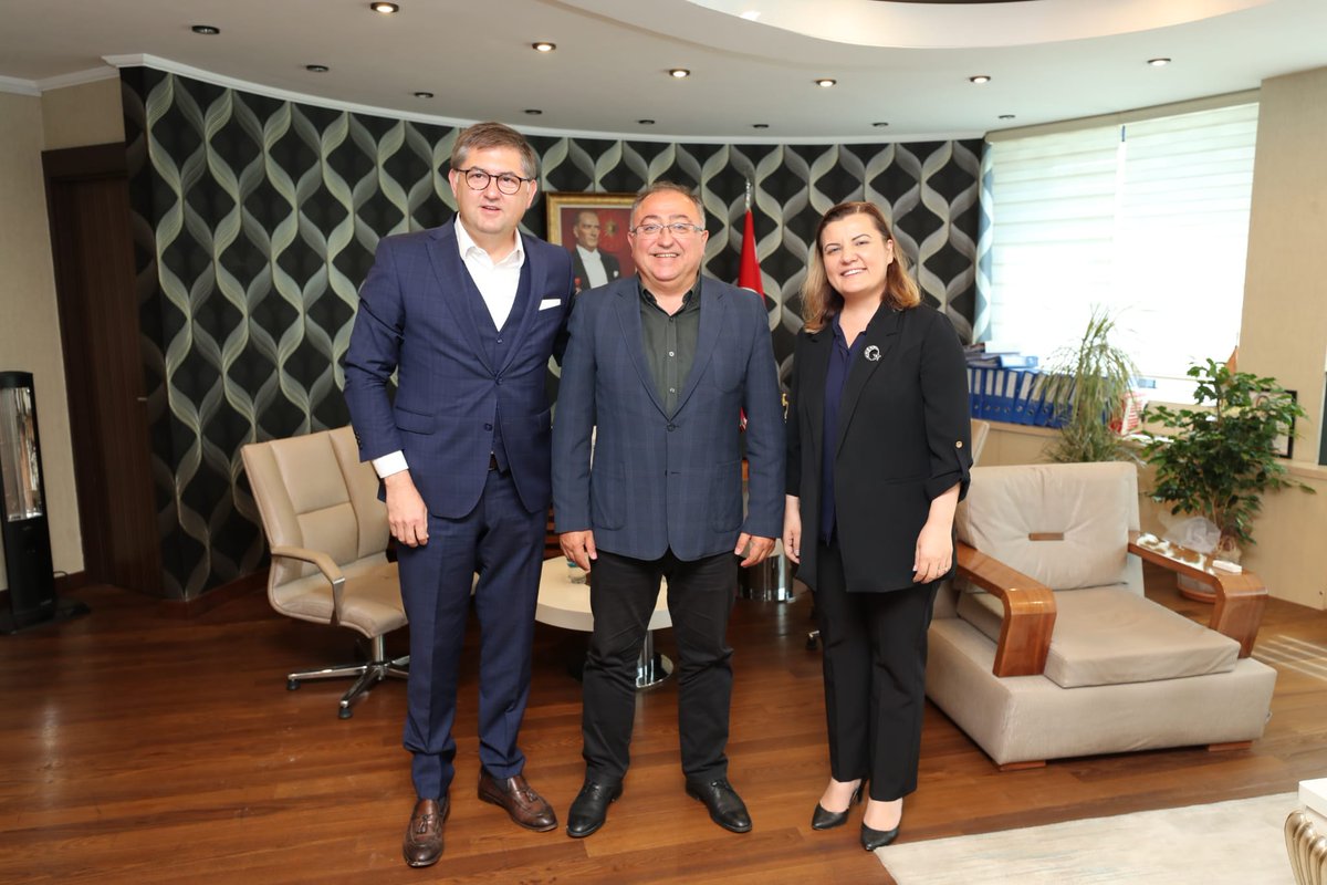 fatmakaplan's tweet photo. Yalova Seçilmiş Belediye Başkanı Vefa Salman, değerli eşi Elif Salman, Çınarcık eski Belediye Başkanı Avni Kurt ve değerli eşi aynı zamanda Çınarcık Hanımelleri Kooperatifi Başkanı olan Elif Kurt, ve CHP Kocaeli İl Başkanımız Harun Yıldızlı'yı İzmit Belediyesinde ağırladık. https://t.co/qVx0lVpQML