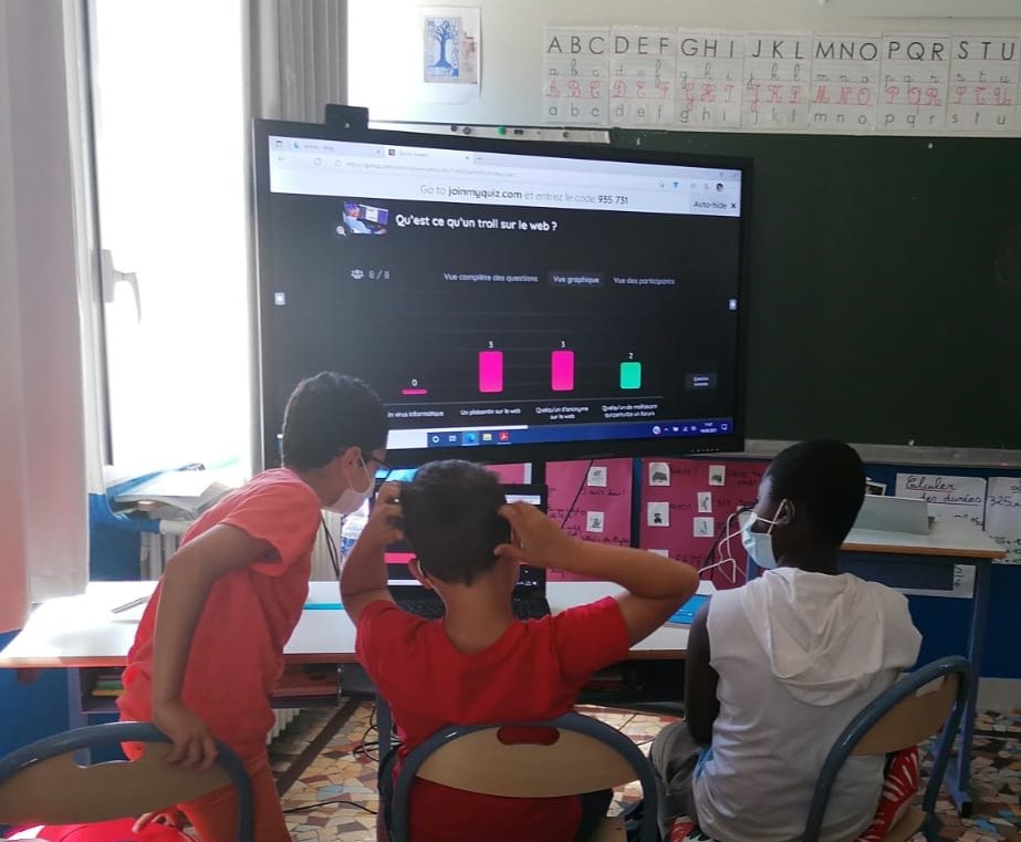 EcoleCentre's tweet photo. Les CM2 ont passé et obtenu leur Pass Internet en présence de Marie Françoise Parisot, adjointe au maire. Grâce aux interventions de la police municipale de @soissons ils ont appris à en connaître les règles et les dangers. @ienSoissons @ChristelleProth @DSDEN_Aisne https://t.co/1S7gg4wGR2