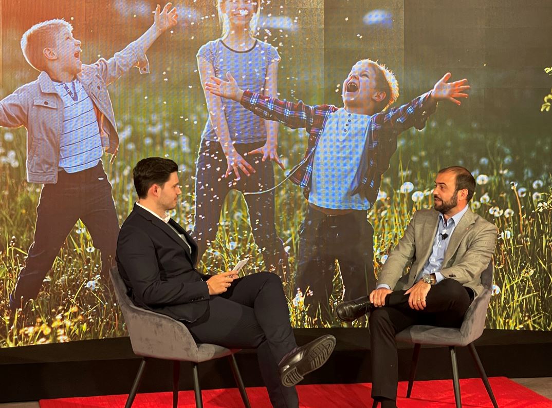 grudilec's tweet photo. 5 son los años que @LedvanceSpain lleva iluminando a las personas, y por tanto, contribuyendo a su bienestar. Así lo explica Alfonso Canoera, dir. comercial de #ledvance España, en la entrevista concedida a Isaac Vicioso, director de #Araiz.
#Grudilec
 https://t.co/4wpdszZC31 https://t.co/LkzqPPgITK