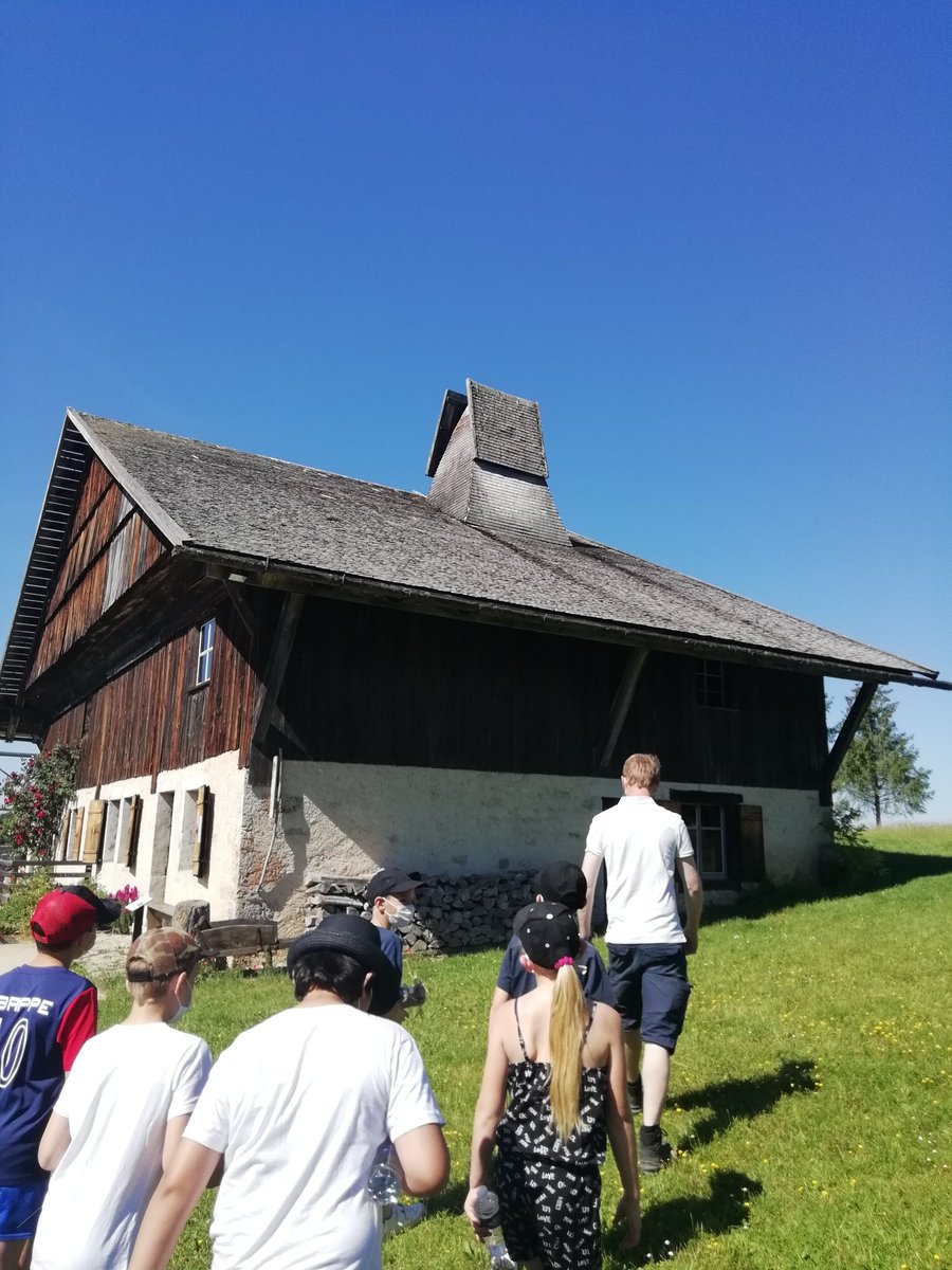 CM1CM2NOROY's tweet photo. Sortie au musée des maisons comtoises à Nancray. Atelier LUX, l'histoire de la lumière. Comment s'éclaire-t-on ? D'autrefois à aujourd'hui. https://t.co/tHEAwMKOHe