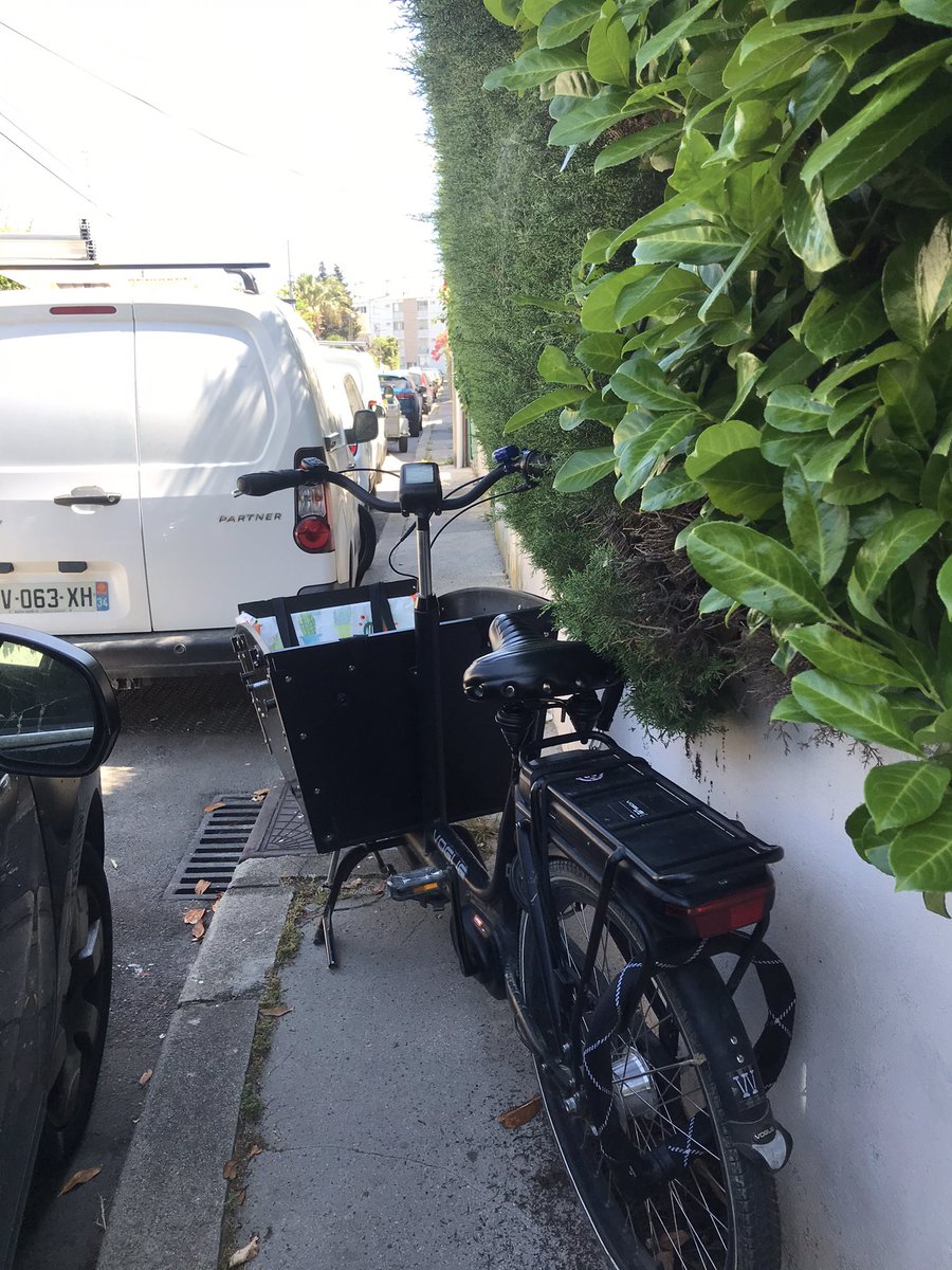 Caliss0n's tweet photo. Déjà que le trottoir est étroit, si en plus les gens le bloquent en se garant comme des fdc #gcum ça va plus le faire ! Privatisation de la voie publique car ils font travaux garage ??!! Bonus pr utilitaire avec roue sur trottoir également ! @VelociteMtp https://t.co/00WbiJmGyD
