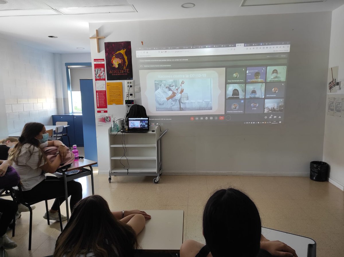 jesuitesFP's tweet photo. Fil LAB (2/3) 🔬 L'alumnat d'FP també duu a terme una tasca divulgativa per als companys de tercer d'ESO TQE de #JEClot. Cinc alumnes de #LAB1921 van fer una petita classe en línia per aprofundir en l'origen de les vacunes i fer un exercici de perspectiva amb el context actual. https://t.co/EfpU72nNWi