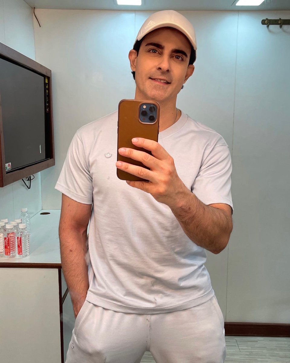 gautam_rode's tweet photo. Being vain in my vanity van! 😆 https://t.co/YAgV625K1v