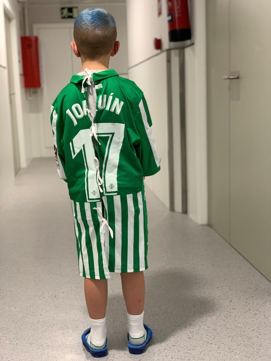 quironsalud's tweet photo. Quirónsalud Sagrado Corazón recibe 10 'batas protectoras' del @RealBetis para los #pacientes pediátricos https://t.co/LxsqxL9RFU https://t.co/GNk9MJFuCM