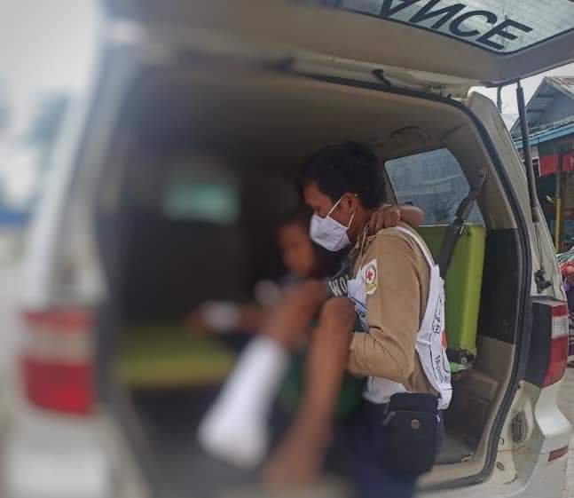 In cooperation with <a href="/ICRC/">ICRC</a> and agreement with all relevant parties, our volunteers from #Magway used 2 #RedCross ambulances to safely transfer 3 children, including a 2-day-old infant, who were recently wounded in #Mindat #Chin State, for emergency treatment at #Pakkoku Hospital
