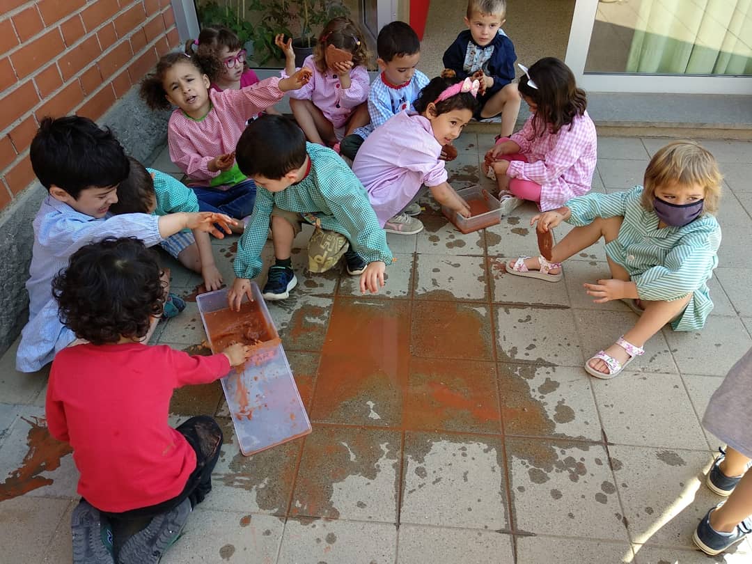 OmsidePrat's tweet photo. Dins el projecte científic de l'aigua, hem experimentat amb el fang sec i la seva transformació quan el barregem amb aigua.
#I3 #experimentem #emocions #descobrim #juntscompartim #aigua #pedrerafundació. https://t.co/CPVr0knDXj