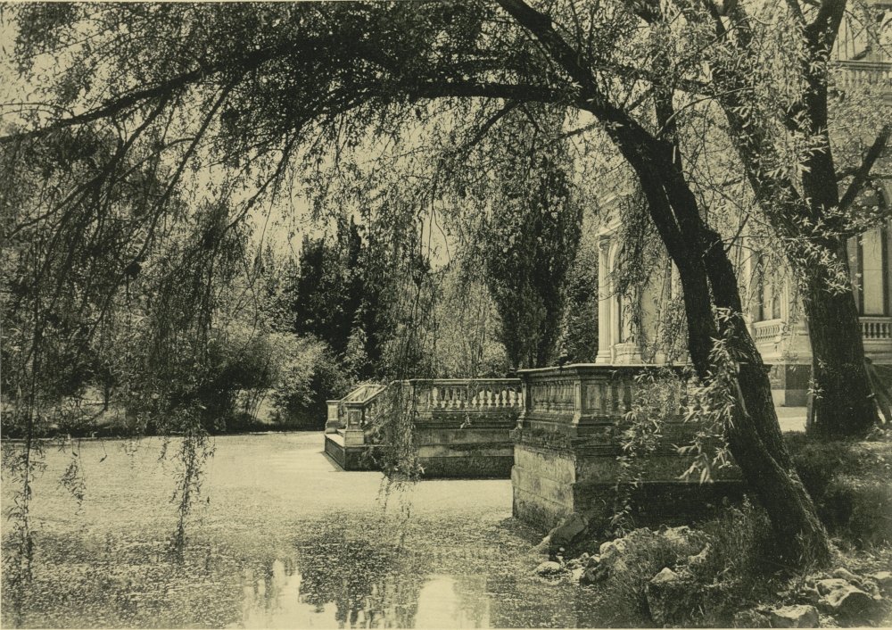 Bucólica escena del Parque del Retiro de #Madrid. Se trata de una fotografía de Wunderlich (ca. 1923)  incluida en una carpeta de imágenes titulada 'Paisajes y Monumentos de España' (#BibliotecaHistórica)