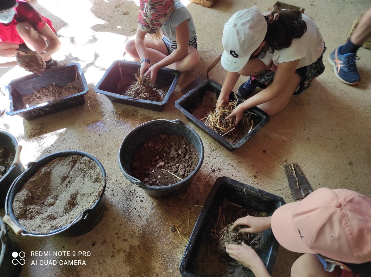 Classe9Noroy's tweet photo. #maisoncomtoise   Aujourd'hui nous sommes en sortie à Nancray .Nous apprenons à faire du torchis et nous visitons les maisons . https://t.co/bkuspsZ49e
