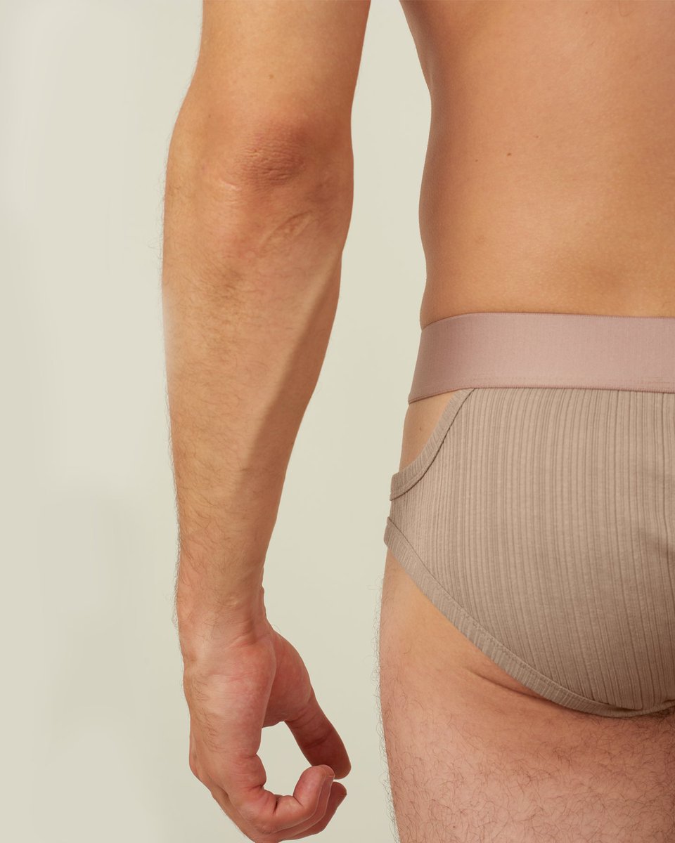 LGN unveils the brief: The very soft GOTS cotton jersey with an irregular rib has been specially developed in Portugal. The elastic band has been designed for maximum comfort, combined with great longevity and resilience.