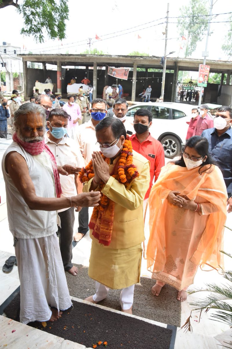 drdineshbjp's tweet photo. तीसरे बड़े मंगल के अवसर पर कोविड-19 प्रोटोकॉल का पालन करते हुए बजरंगबली श्री हनुमान जी के दर्शन लाभ का सौभाग्य प्राप्त हुआ,प्रदेश भाजपा अध्यक्ष मा.स्वतंत्र देव जी के साथ देश व प्रदेश वासियों के अच्छे स्वास्थ्य की प्रार्थना की। https://t.co/8bV3toxwio