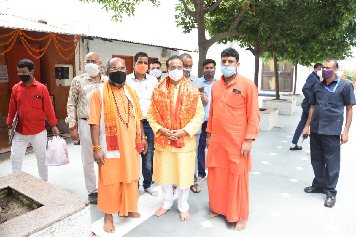 drdineshbjp's tweet photo. तीसरे बड़े मंगल के अवसर पर कोविड-19 प्रोटोकॉल का पालन करते हुए बजरंगबली श्री हनुमान जी के दर्शन लाभ का सौभाग्य प्राप्त हुआ,प्रदेश भाजपा अध्यक्ष मा.स्वतंत्र देव जी के साथ देश व प्रदेश वासियों के अच्छे स्वास्थ्य की प्रार्थना की। https://t.co/8bV3toxwio