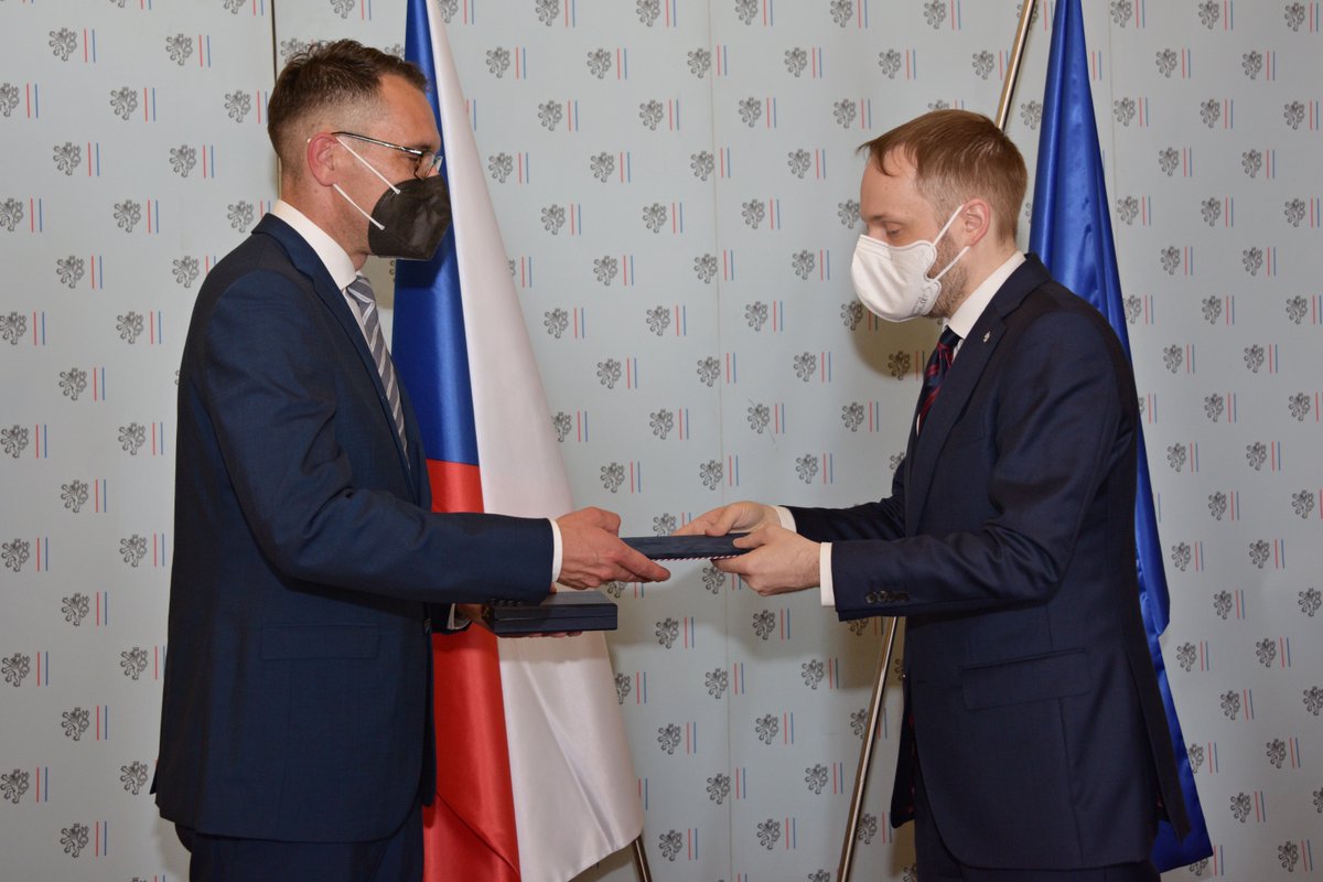 Ministerstvo zahraničních věcí (@mzvcr) on Twitter photo 🇨🇿🇭🇺🇵🇱🇸🇰 Ministr <a href="/JakubKulhanek/">Jakub Kulhanek</a> přijal zástupce <a href="/VisegradFund/">Visegrad Fund</a>. Za 21 let MVF podpořil více než 6000 projektů zaměřených na podporu občanské dimenze #V4. Ministr poděkoval vedení MVF za dlouholetou práci a ocenil seniorního pracovníka MVF J. Sýkoru medailí Za zásluhy o diplomacii. 🇨🇿🇭🇺🇵🇱🇸🇰 Ministr <a href="/JakubKulhanek/">Jakub Kulhanek</a> přijal zástupce <a href="/VisegradFund/">Visegrad Fund</a>. Za 21 let MVF podpořil více než 6000 projektů zaměřených na podporu občanské dimenze #V4. Ministr poděkoval vedení MVF za dlouholetou práci a ocenil seniorního pracovníka MVF J. Sýkoru medailí Za zásluhy o diplomacii.