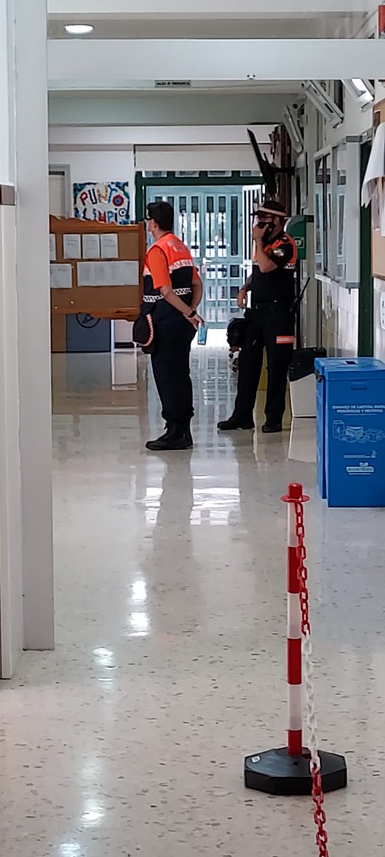 E112Andalucia's tweet photo. 📌 Continúan llegándonos fotos del dispositivo de apoyo en las pruebas #PEvAU en #Málaga donde los hombres y mujeres de las #ALVPC de la provincia realizan labores informativas y de prevención
📸 De la agrupación de voluntariado de #Mijas
#LasProtesCuentan
#ProtecciónCivil https://t.co/7jWBTcbTnC