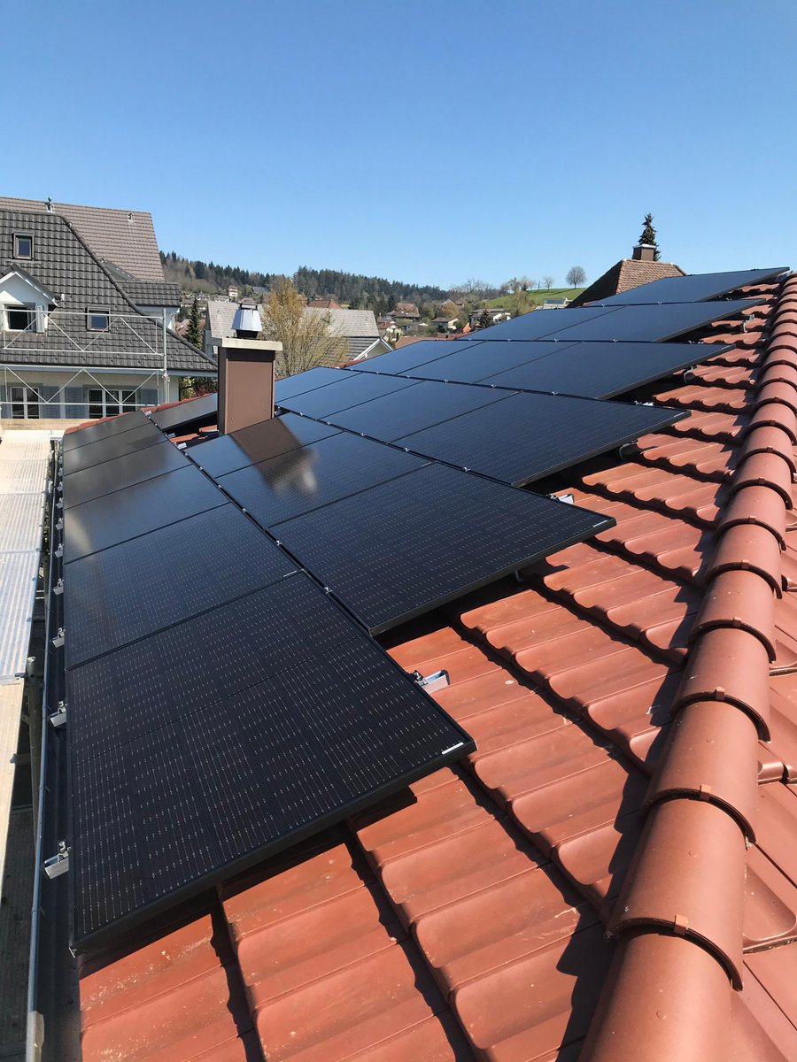 14.35 kWp Auf-Dach Photovoltaik-Anlage in Madiswil 
-  Auf West &amp; Ost-Dach im Selbstbau mit der e-wende.ch
- Solarstrom-Produktion pro Jahr: 12'000 kWh