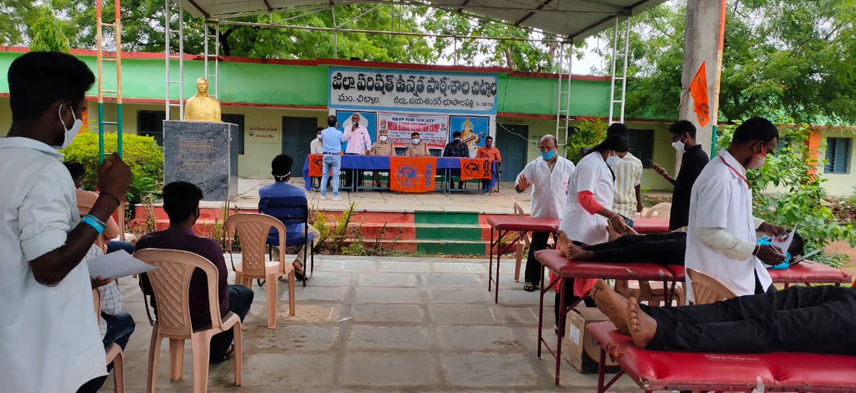 ABVPWgl's tweet photo. @ABVPWgl vibhag..

Bhupalapally Kaaryakartas organised blood donation camp at chityal as part of the last day of mega service activities drive.

The Chief guests of the program were @RSSorg jilla karyavah Sadayya ji and Chityal CI venkat sir. 

#ABVPForSociety https://t.co/yvLnwEEiVk