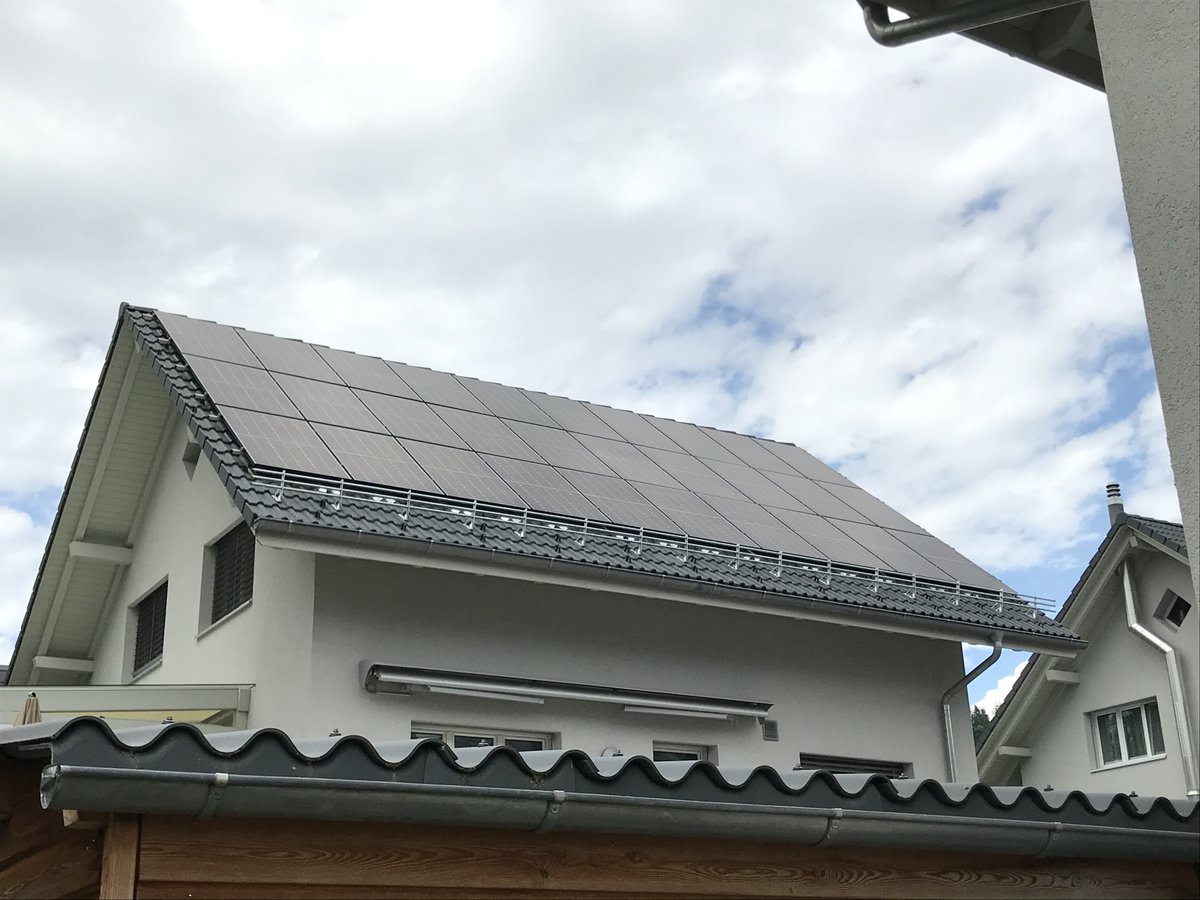 11.4 kWp Auf-Dach Photovoltaik-Anlage in Grosshöchstetten
-  Auf Süd-Dach im Selbstbau mit der e-wende.ch
- Solarstrom-Produktion pro Jahr: 13'050 kWh