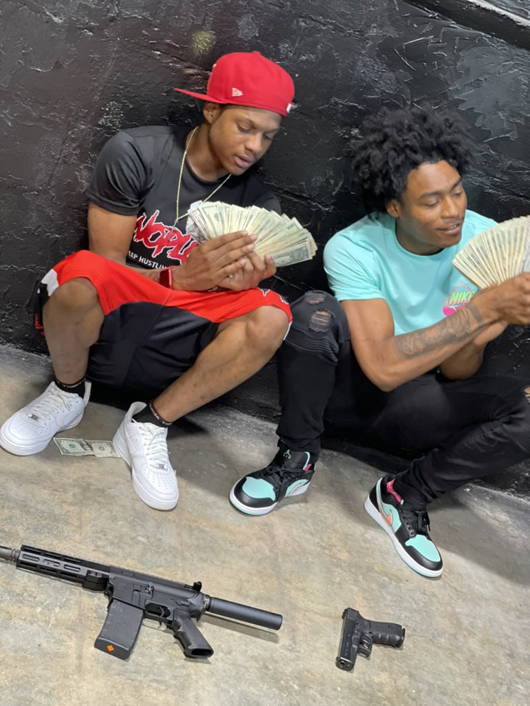 TaeFromThe205's tweet photo. It’s Banana clips up in tha trunk🍌, A monkey in the whip🐒, In a month I bet we going up we hangin out tha Lyft🚕-@reeves_detoy https://t.co/HTdqBEzuyC