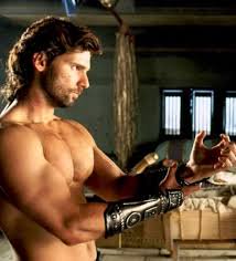 Actor Eric Banadinović interpretando al príncipe troyano Héctor, en Troya.