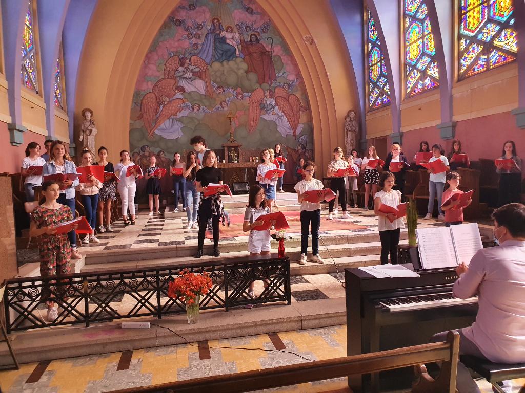 SaintJoBossuet's tweet photo. Les Petits Chanteurs de la Maîtrise Saint-Joseph en concert de fin d'année devant leurs enseignants personnels de Saint-Joseph-Bossuet, sous la direction de F-X Kernin.
Magnifique prestation de fin d'année ! https://t.co/E4r8ZpQily