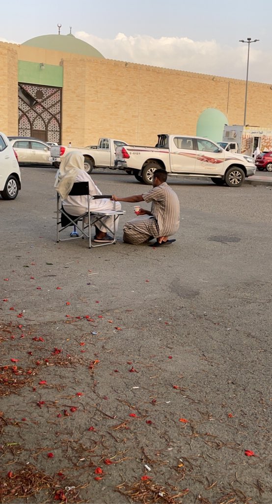 fares_albashiri's tweet photo. والله هذا الرجل صنع يومي جالس على الأزفلت ويشرب ابوه شاهي ومطلعه يمشيه ويهمز ابوه والله اني قعدت ١٠ دقايق اناظر فيه ويوم صورته رحتله  واستاذنته واستسمحه والله كان ردة راقي جدا روح ياشيخ الله يرزقكك برزقق ما تتحراه ❤️🙏 https://t.co/Qpz6scf86x