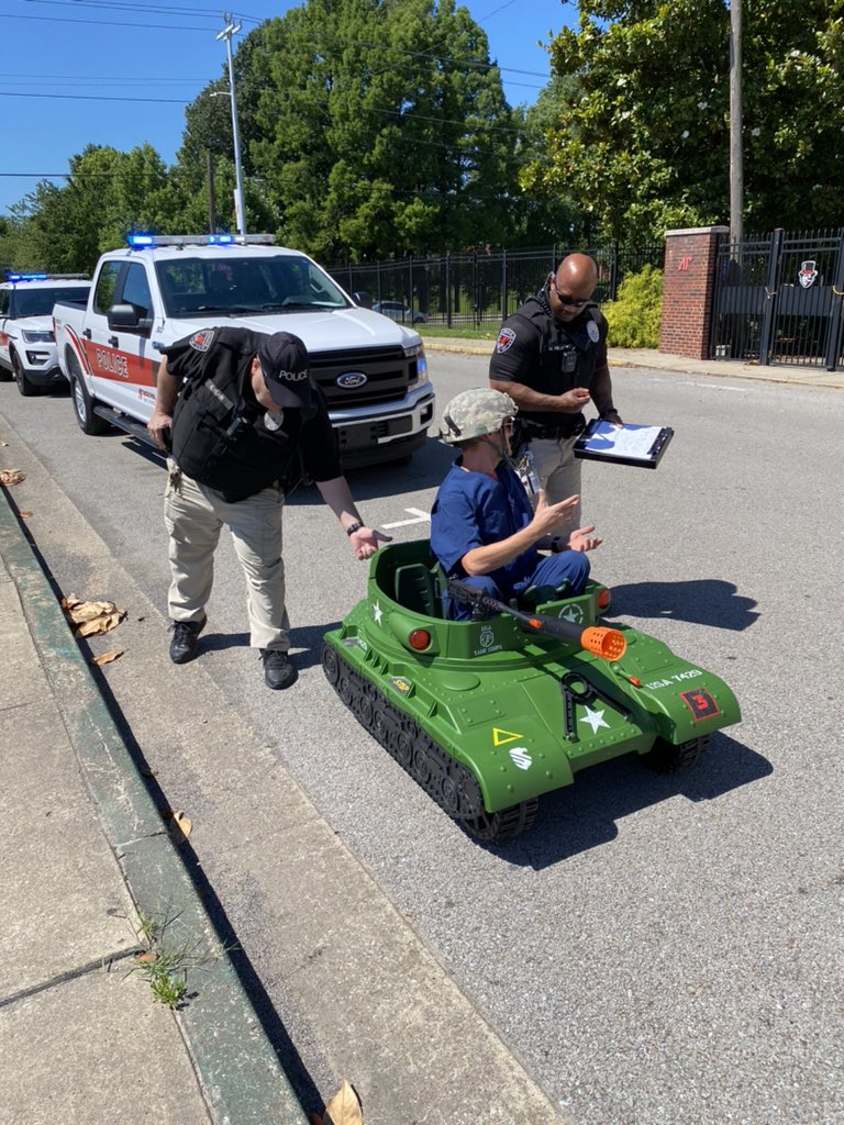 apmadscientist's tweet photo. APSU Campus Police pulled me over for not having a license plate on my tank. They let me off with a warning.
Thank you for keeping everyone safe out there! https://t.co/q7kfb3Wf4E