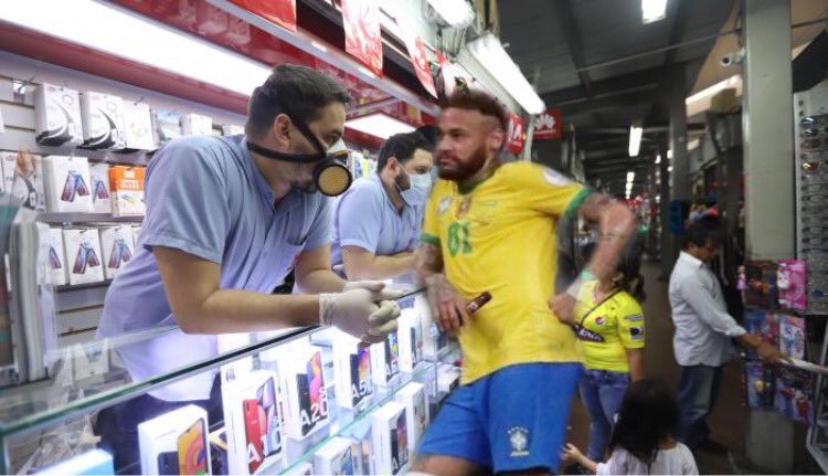 elmasgrandebsc's tweet photo. Neymar en la cadena la bahía de Guayaquil comprándose un celular #Respetc 😫👌 https://t.co/q7Xi4JH83M