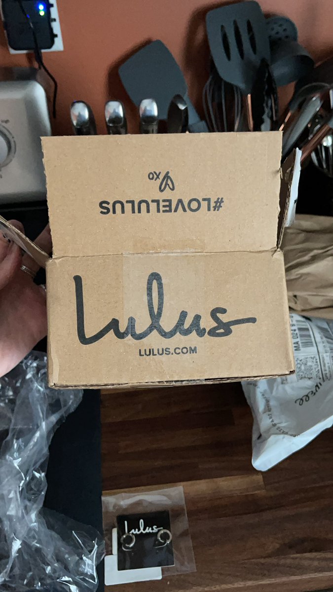 linseyface's tweet photo. Shout out to @lulusdotcom for being conservative with their packaging.. fit a dress, tank top and earrings in this tiny box https://t.co/qWjzxVlnWy